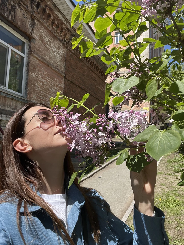 Не ожидала, что такого хорошего качества рубашка, приятная текстура ткани, рукава даже с ростом 175 чуть с запасом, такую вещь можно комбинировать с чем угодно, но и безусловно это мой цвет, бесподобный👍