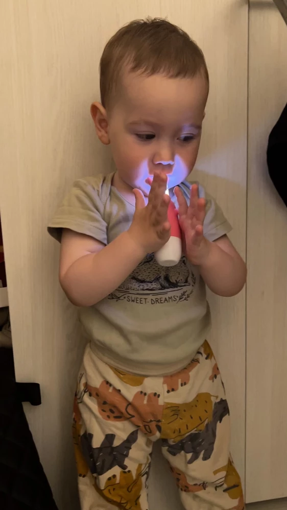 Наконец закончилась борьба с сыном , когда приходит время чистки зубов! Надеюсь эта щетка эффективна и защитит зубы моего сына от кариеса. 
Задумка хорошая 👍