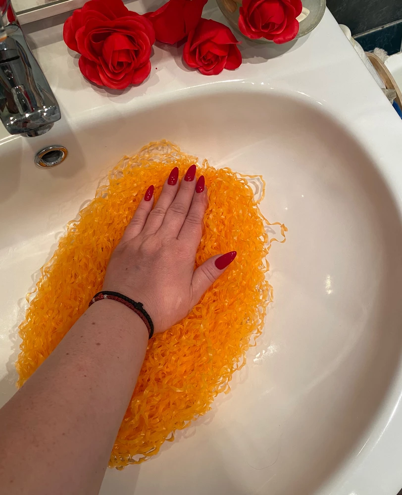 До этого у меня была мочалка пожоще и она мне очень нравилась. Тем кто любит средне- жесткую эта будет то что нужно. А в целом мочалка хорошая. Обширная «рабочая поверхность»( постаралась на фото передать), хорошо распенивает гель, удобная длинна. Пришла хорошо упакованная. Спасибо продавцу. Однозначно рекомендую!