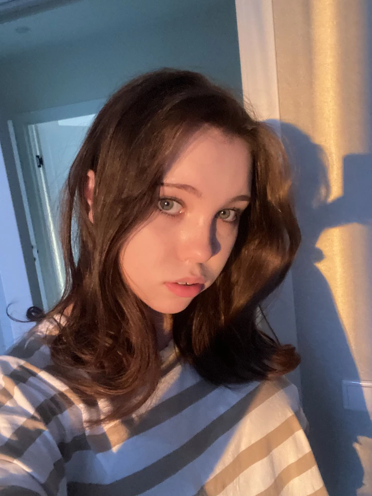 отлично завивает реснички мне понравилось 💕на фото реснички не накрашены ,завиваются почти до бровей🩵