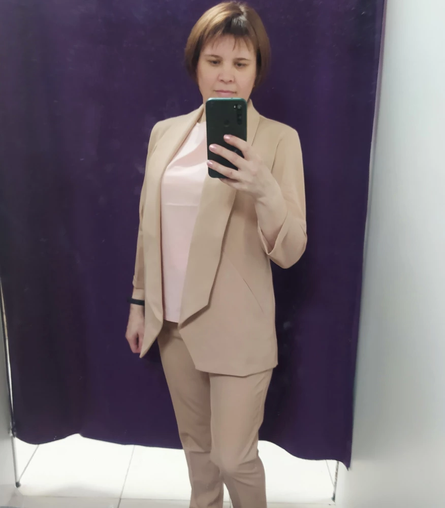 Очень осталась довольна и взяла его. Хотя изначально заказала , просто примерить если другая модель не подойдёт. И взяла этот костюмчик