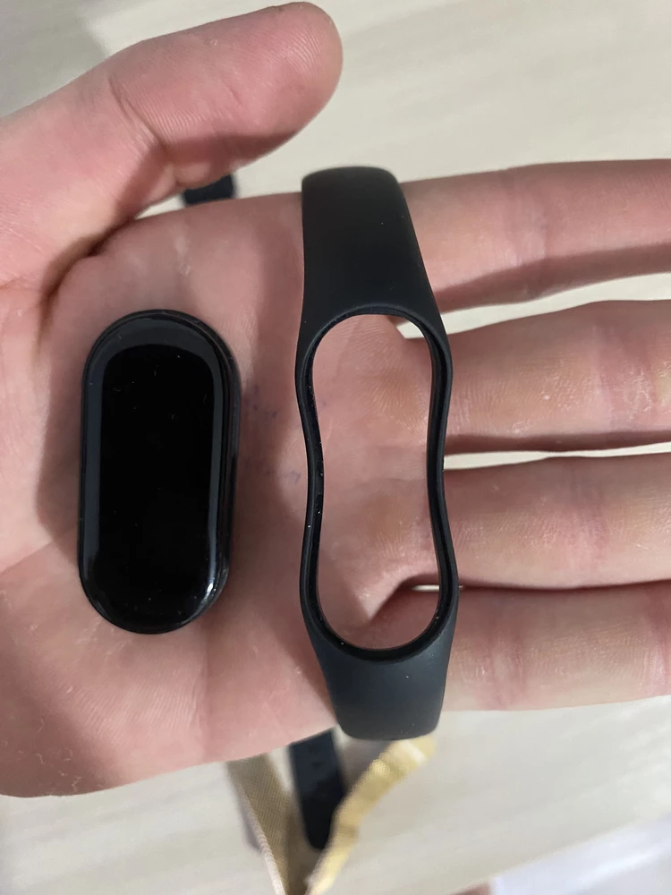 На MiBand 7 НЕ ПОДХОДЯТ!
От слова «совсем». 
Зачем вводить в заблуждение покупателей, не ясно. Не может один браслет подходить на три можели каждая из которых большее предыдущей модели. 
Браслет мал. Половина часов торчит. Можно конечно кое как натянуть его. Но зачем? Чтобы потерять сами часы? 
🤷🏻‍♂️