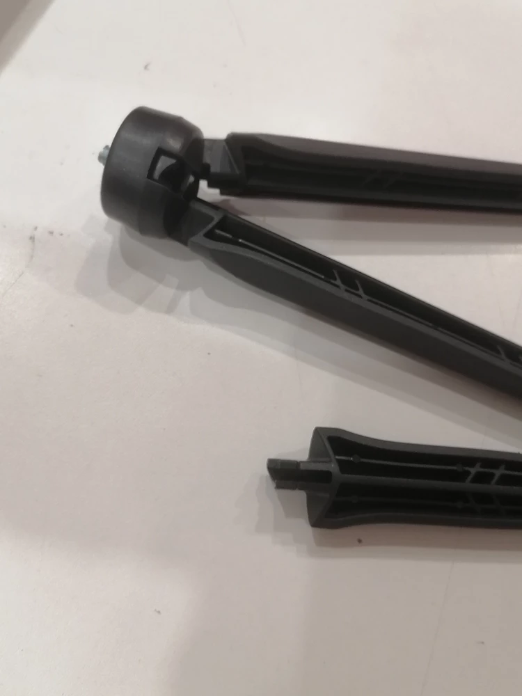 Лампа хорошая, даже отличная. Но к сожалению пришла со сломанным настольный штативом. И чуть чуть поцарапал был штатив. Очень ждала именно этот набор, но и второму варианту была рада)) Спасибо продавцу)