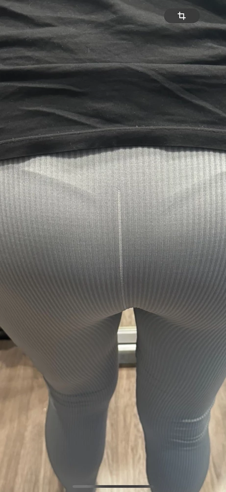 Пришли со стрелкой , когда смотрела на пвз не видно было , одела , а там стралка 😭