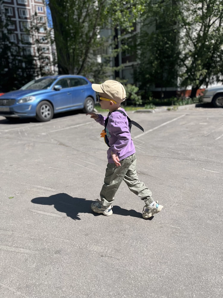 Отличные брюки, очень легкие и дышащие, на лето самое то. Идут в размер, покупала сыну (4 года). Легко отстирываются или оттираются влажной салфеткой