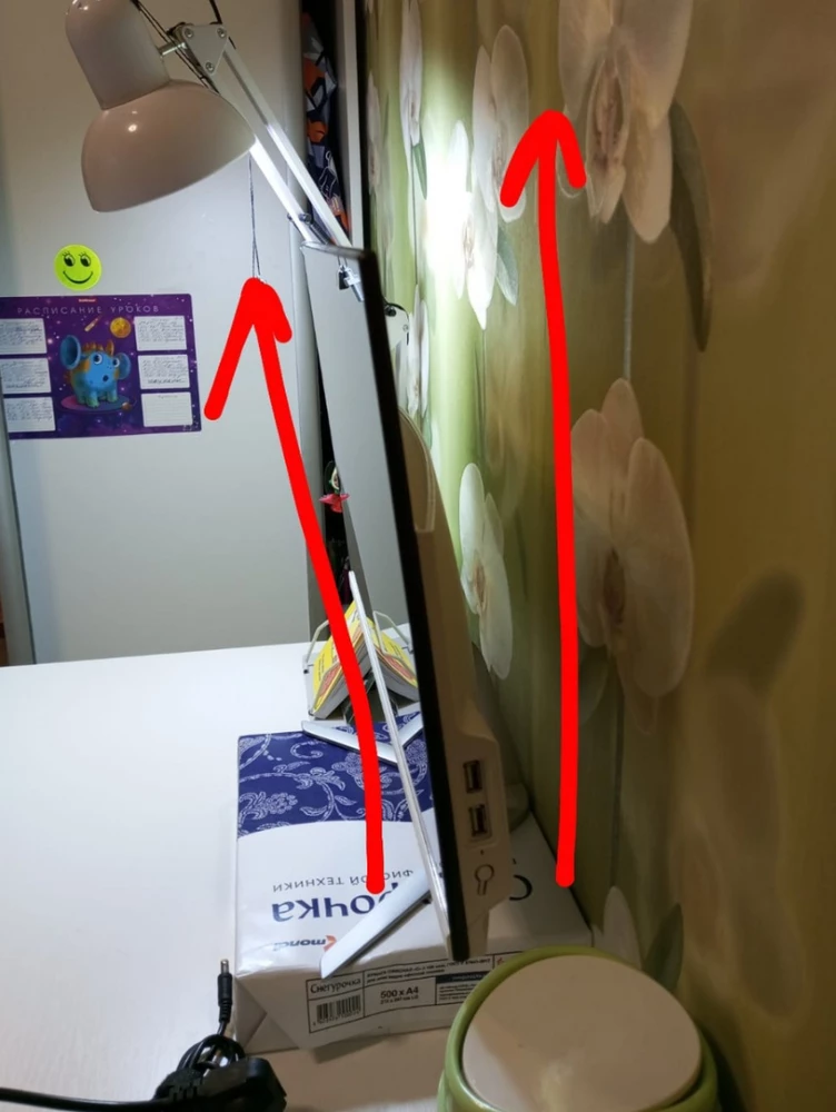 Сегодня забрала моноблок, все работает, но один момент, почему он так стоит, это не удобно, куда бы его не поставили он наклонен вперед . Продавец вам вопрос, что с этим делать?