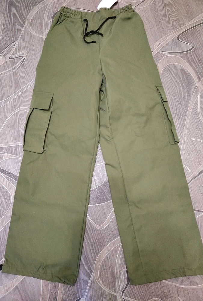 Полиэстер преобладает в составе материала брюк и сильный запах синтетики.