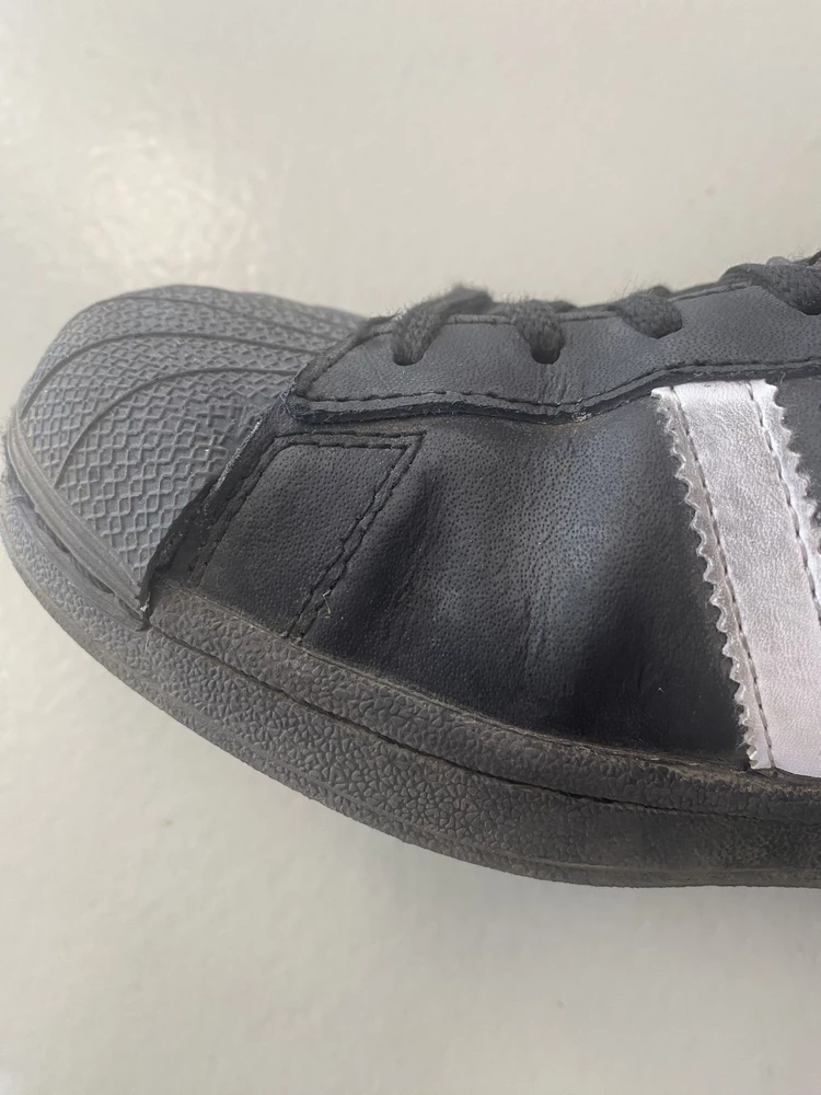 Такую туфту ни разу еще не покупала! Это кошмар, а не качество. Сын неделю относил кроссовки и они лопнули в разных местах! Не советую даже за 500 р покупать!