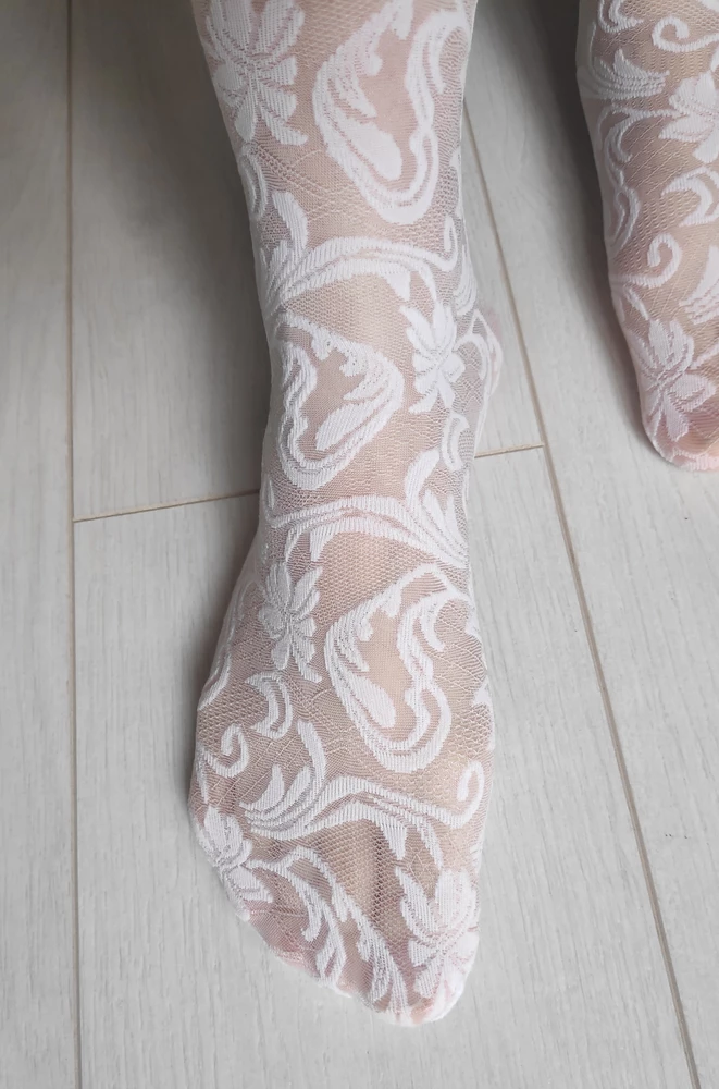 Колготки очень красивые, качественные, продавец постарался и саму упаковку положил ещё в не прозрачный пакетик) на упаковке указано, что уплотненный носок, но этого, как видите нет(что изготовитель хотел этим сказать не знаю, может рисунком уплотнен? 😁) и ещё размер единый, но на мои параметры ОБ 97 и ОТ 70 село хорошо, в бёдрах достаточно плотно, не стала бы рекомендовать данную модель для для ОБ больше моих, будет туговато.