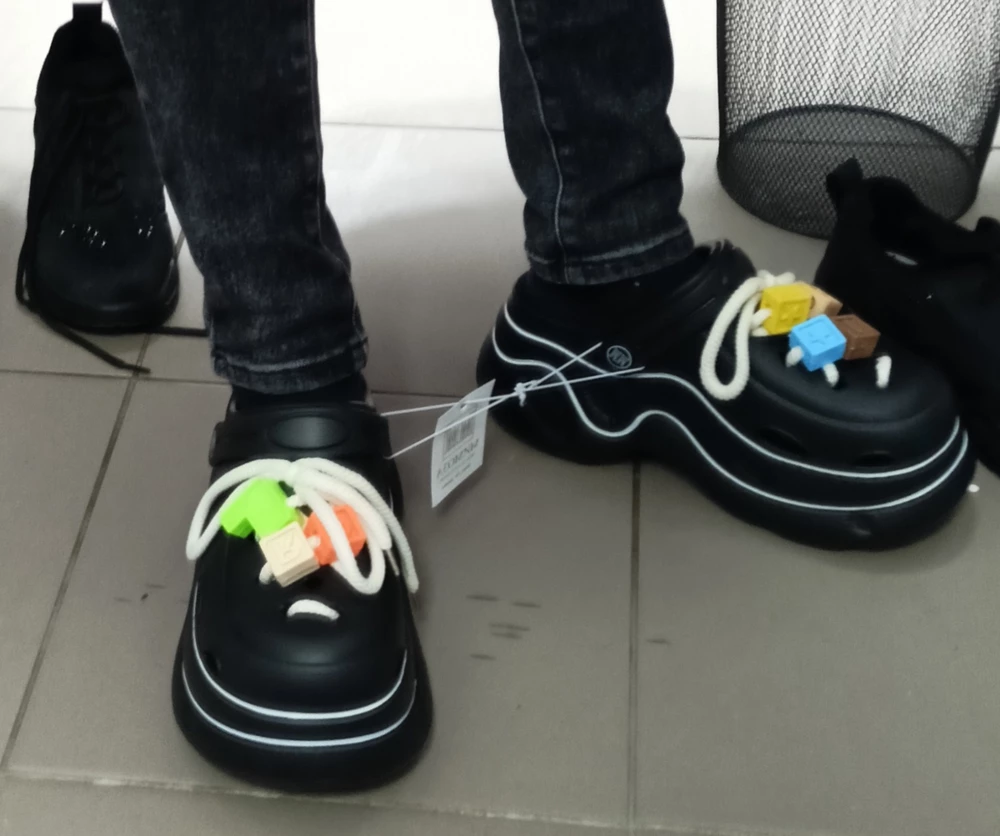 Очень понравились🔥запаха нет,стелька мягкая и приятная.На 38  размер подошли 38-39,без запаса как влитые.