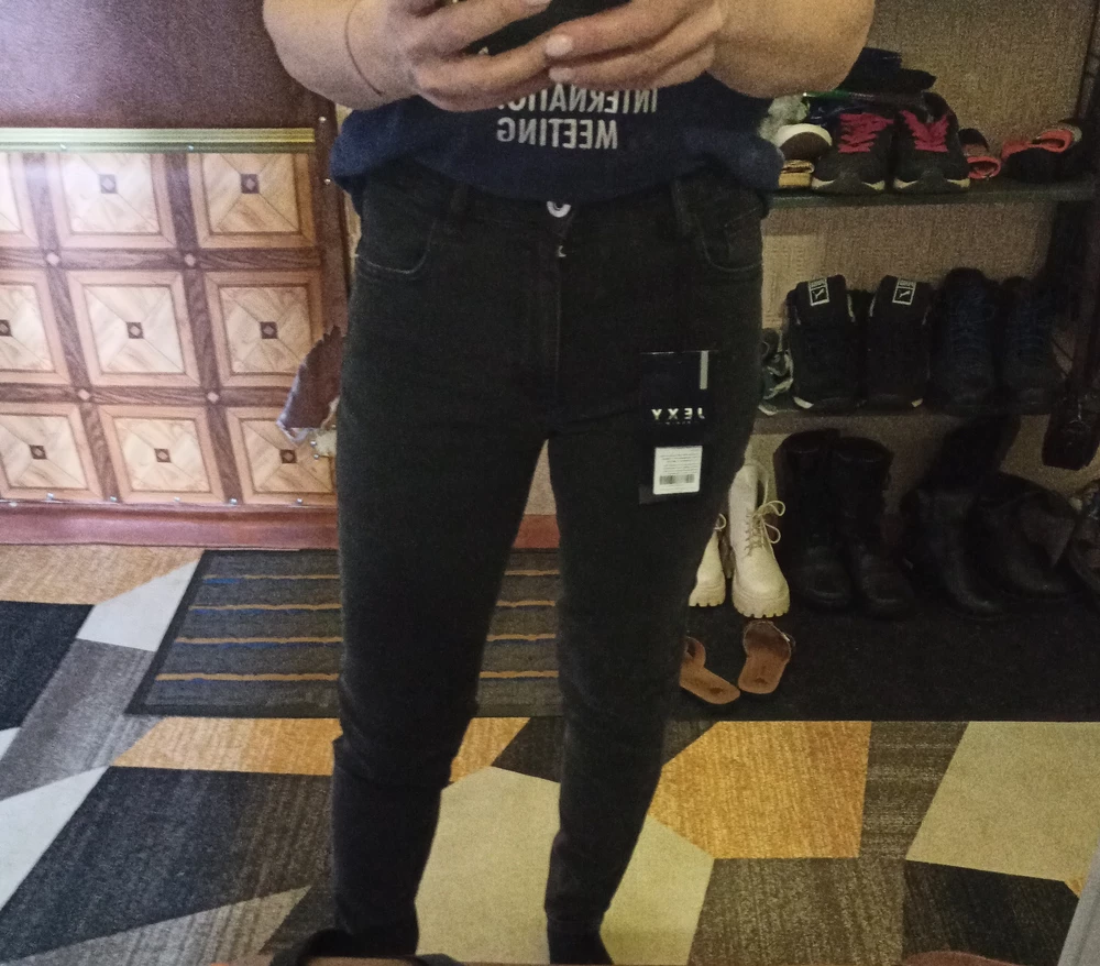 Отличные джинсы, выбирала по размерной сетке всё подошло за такую цену очень рекомендую ткань плотная не тонкая мне единственное слегка длинноваты на рост 1,64 м.но это очень не критично