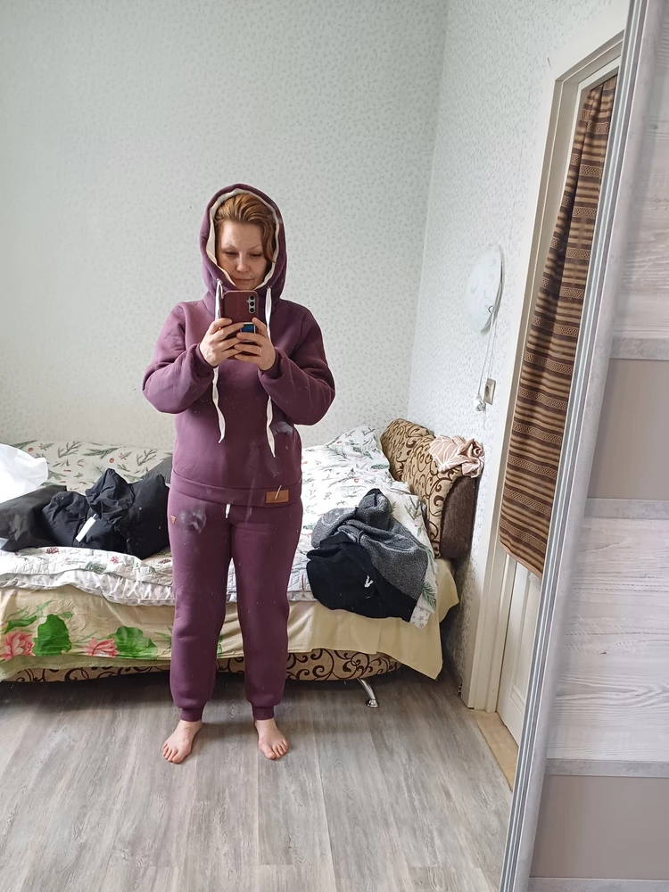 Мне очень понравился . Беру второй раз. Первый был темно зелёный.
Всю зиму носила. Весной у зелёного лопнула резинка на штанах. Толстовка в хорошем состоянии.
Ношу кайфую)))