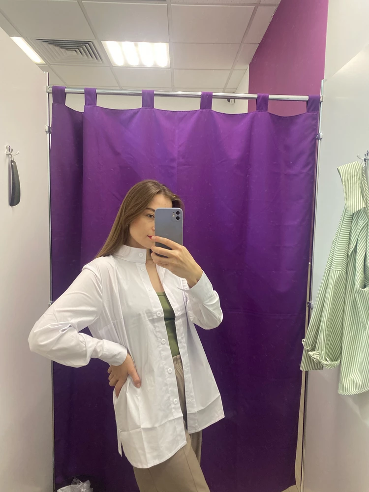 Интересный вортник освежает образ привычной белой рубашки. Что-то в этом есть