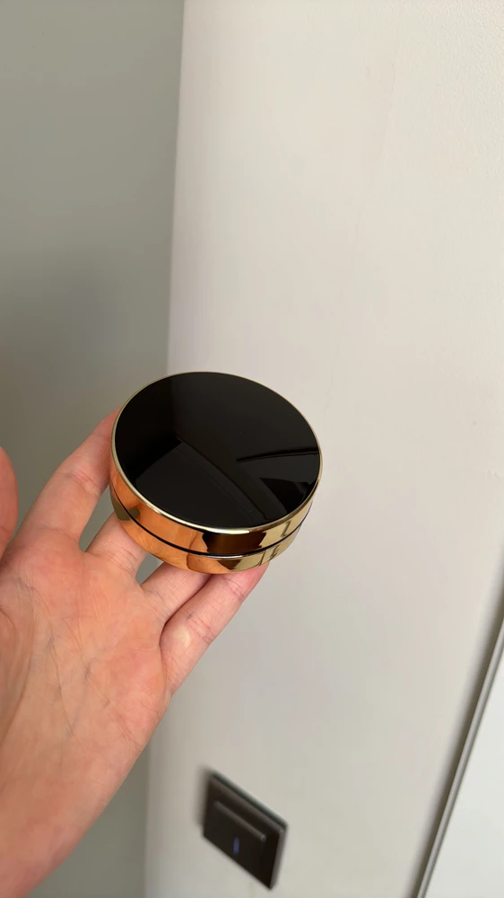 Очень качественный кушон, цвет красивый, выглядит дорого и очень удобно наносить тоналку.