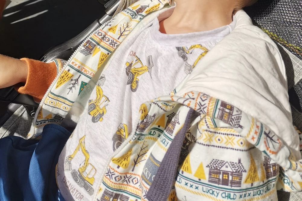 Очень приятная на ощупь, почли скользит. Не понятно хлопок или не хлопок. Ребенок не потеет. Рисунки отдельный восторг.