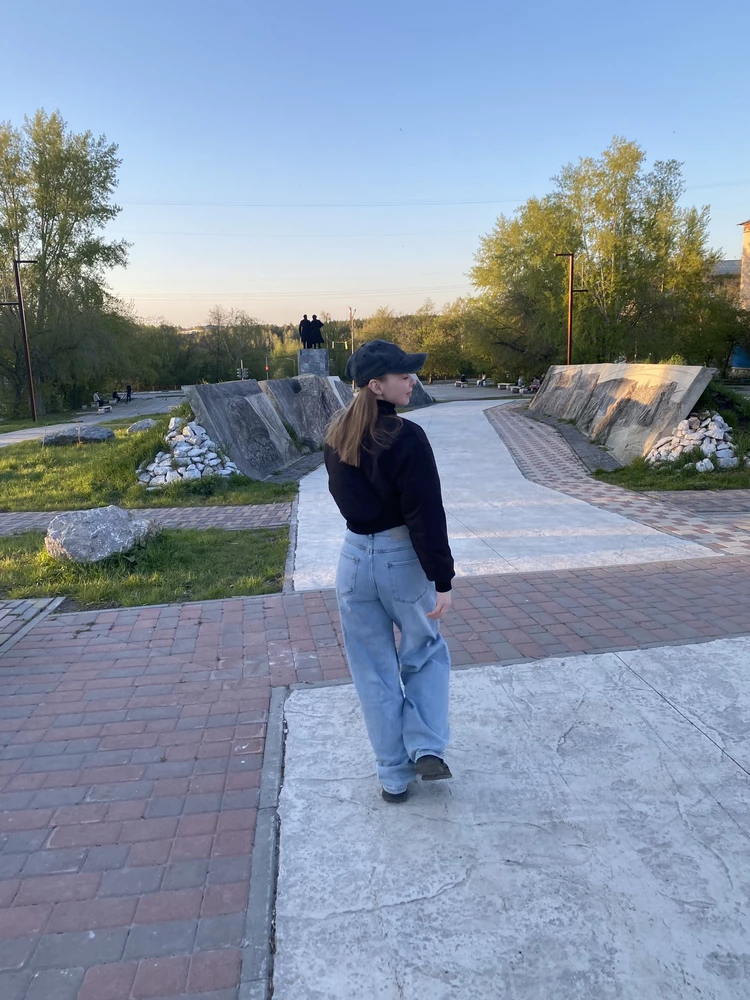 Бомбер классный, на рост 161 сидит идеально