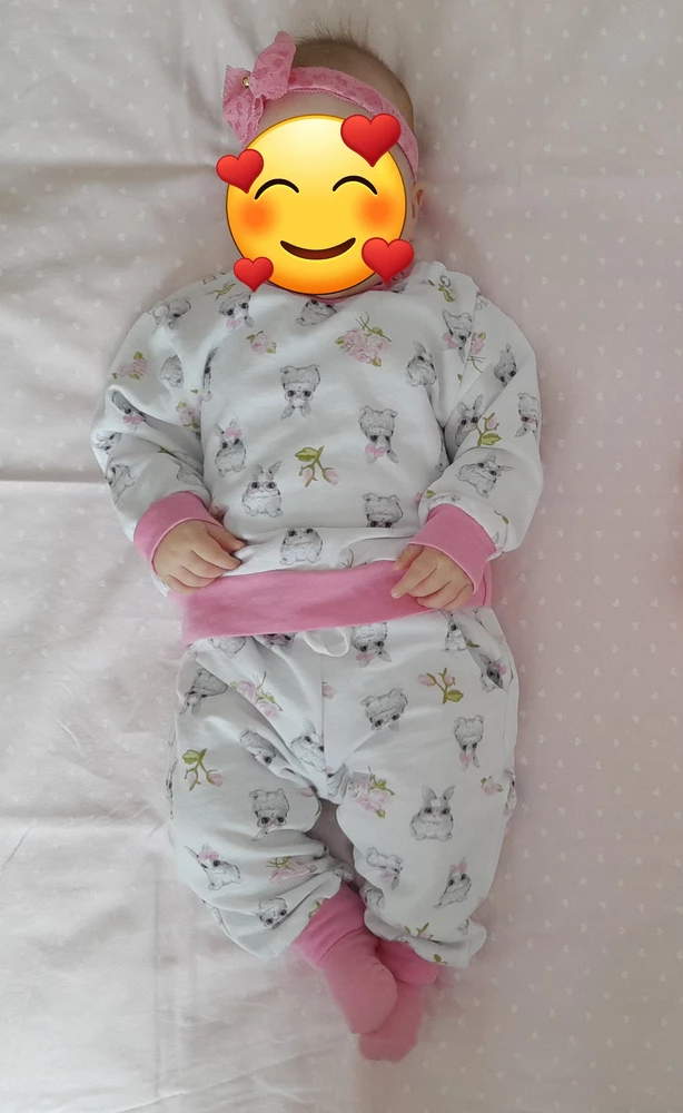 Милейший костюмчик! В этих кроликов влюбилась сразу💕 Ткань тоненькая, но не пижамная, как раз сейчас по майской погоде таскать. Футер, видны даже небольшие дырочки между нитками. После стирки при 40° всё хорошо: не полинял, не растянулся, краски не потерял и лишнии на себя не взял с др.детских вещей. У нас рост 70 см, вес около 8 кг, размер 74-80 конечно большеват и на штанах резинка для нас через чур свободная, поэтому пользуемся шнурками. Зато под кофточку можно что-то пододеть. Подобрали к нему бодик в цвет (арт 206715706). Куколка просто!!! Советую к покупке!
