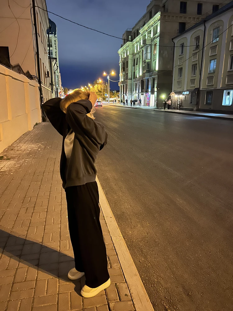 купила не так давно, пока просто потрясающее впечатление. как раз то, что я хотела. обычно не пишу отзывы, но тут очень захотелось поделиться. идут размер в размер, по длине идеально(я 170см), ткань качественная, все хорошо прошито