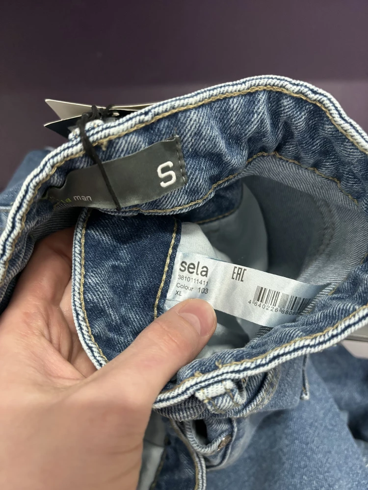 На бирке размер s, а на другой xl, что соответствует действительности. Но сами джинсы хорошие.