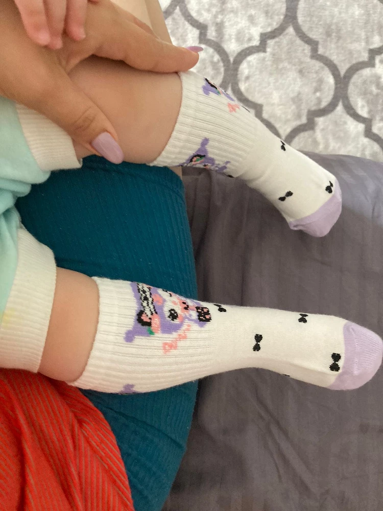Очень понравились носки 😍и купила дочке на вырост. Немного великоваты, но уже носим их. Качество отличное, не скатываются, натуральный состав. Мы довольны. Возьму потом еще следующие  размеры на запас. Продавца рекомендую.👍