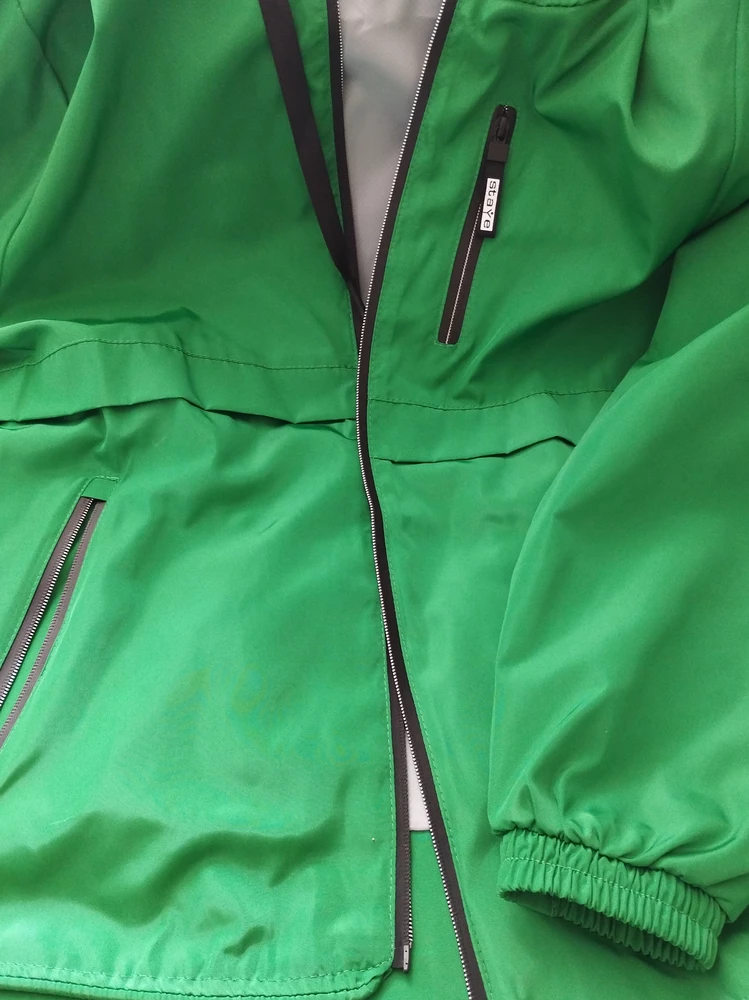 Цвет не как на карточке продавца. Жаль. Хотелось именно тот цвет. Выкупила потому что села ветровка отлично.