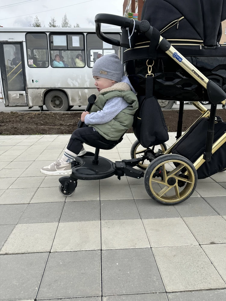 Написано для всех видов коляски, но увы нам не подошла. Крепить есть куда но ребенок едет криво. Внизу шоркает. Не проверив невозможно понять было. Исправьте ошибку! Не для всех колясок.