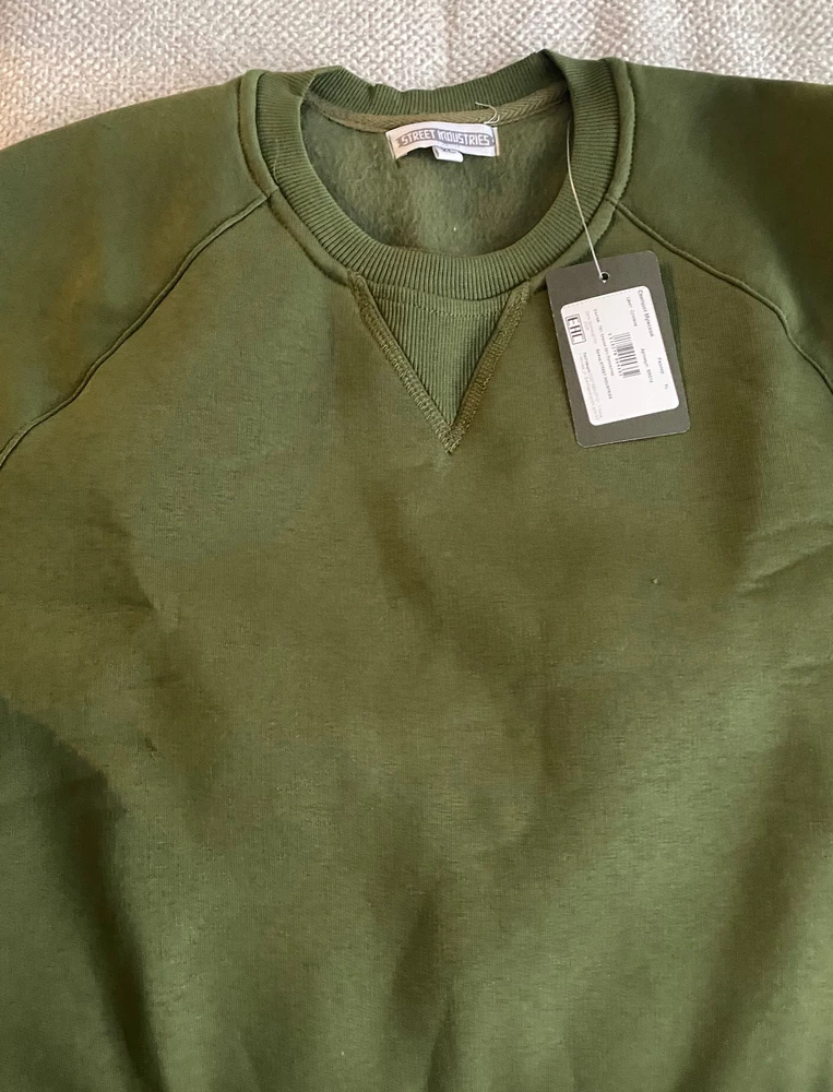 Хороший свитшот, только цвет совсем не тот, я заказывала светлый хакки, а получила зеленый, древесного цвета свитшот.