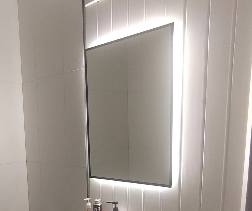 Зеркало отличное. Стильное. Светит ярко , достаточно освещенияния от зеркала в туалетной комнате . Также можно отрегулировать свет , в зависимости от расстояния от стены