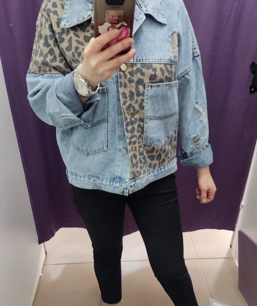 Мягкая, лёгкая, да вставки бледнее,от этого не хуже. Но оверсайз хороший, можно на 44 и меньше.