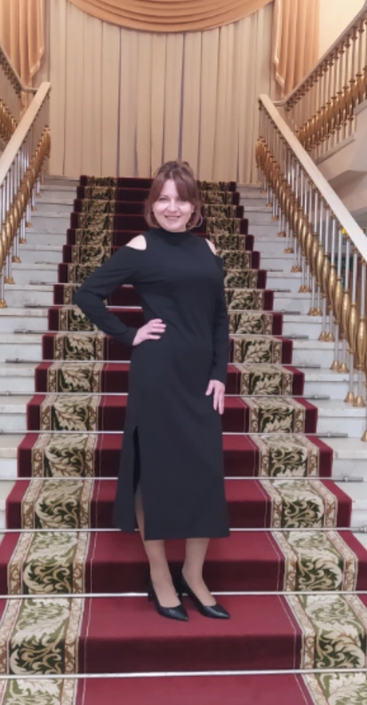 Платье просто офигенное!!! По фигуре село отлично. Как говорится " И в пир и в мир". Материал плотный не тонкий, но мягкий и нежный. К телу очень приятный. Причём в нём не жарко, очень прям комфортно.Пошито качественно. Ношу размер 48-50, в облипку не люблю, поэтому взяла р. 50. 48 размер был бы прям впритык. Спасибо производителю! Платье рекомендую. Доставка в срок, упаковка хорошая, было в плотном зиппакете.