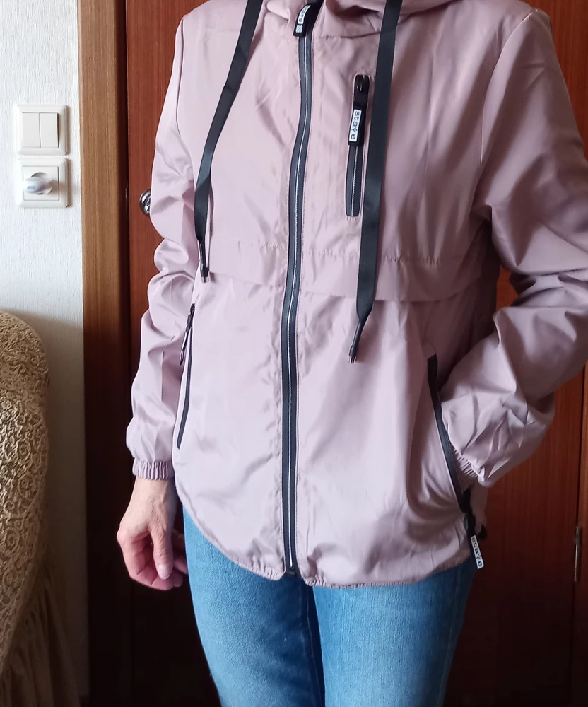 Курточка хорошая, лёгкая, не сковывает движений. В дождь намокла, но поверхностно и быстро высохла. Приятный цвет. К покупке рекомендую