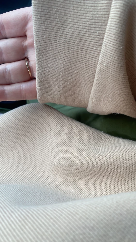 Дешевая ткань , хоть и приятная на ощупь ! Скатался , весь в катышек стал уже на третий раз , как надела