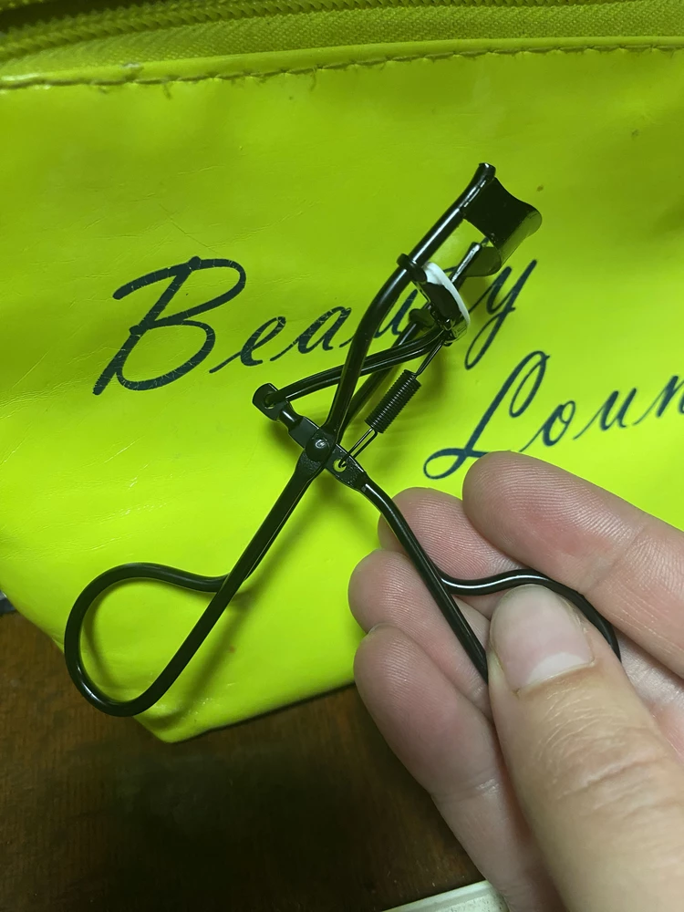 Очень довольна этим зажимом.. утром загибаю ресницы, и держится весь день!!! Благодарю