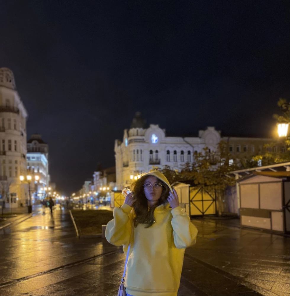 Отличное худи, безумно комфортное и теплое, при стирке не линял и не покрылся катышками, ношу уже около года