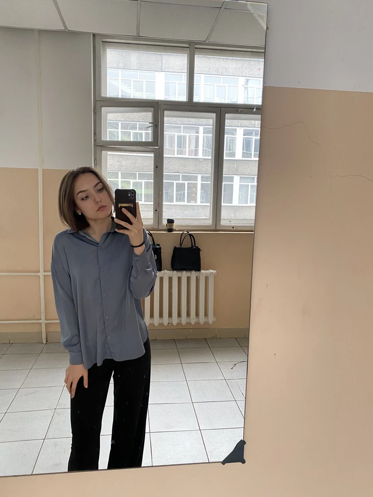 Очень хорошая блузочка, цвет приятный, я бы сказала, что больше серый.