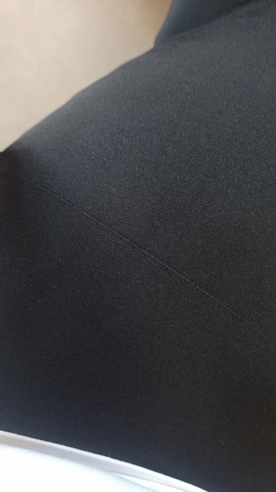 штаны суперские, лёгкие, длинные как я и хотела. Но к сожалению поздно заметила затяжку на левой штанине, но возвращать уже не буду, она не сильно заметна. Размер соответствует