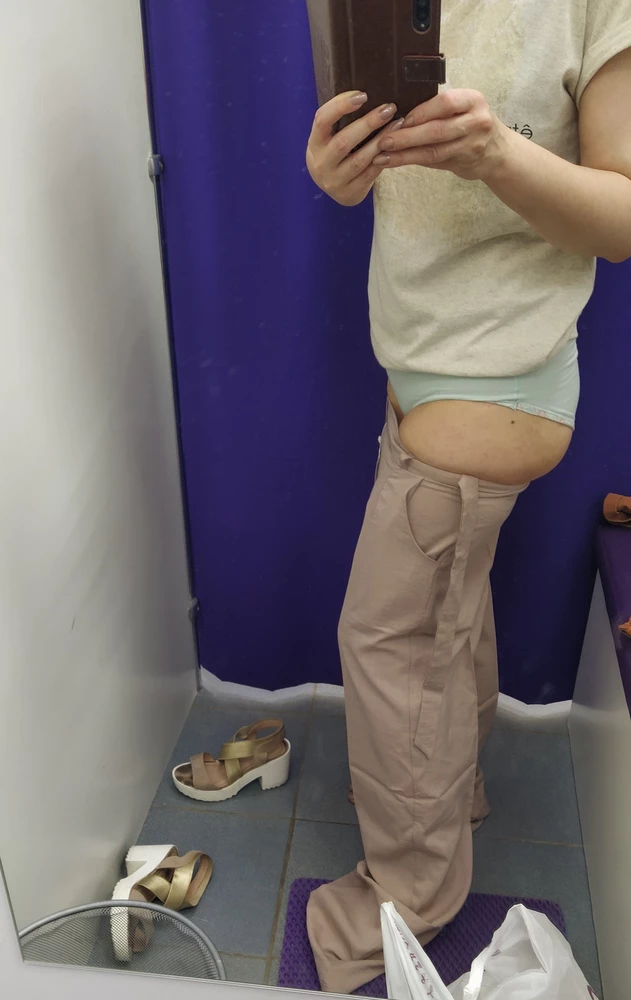 Совпадение цвета, качество ткани вроде бы и не плохо. Но резинка такая тугая, что налезло до середины бедер только. Брала 46 как обычно для себя.   При том, что я влажу в 44 просто туго, я предпочитаю посвободнее. За фото мне немножко стыдно, что некрасивые), но это для наглядности. Я думаю поймёте.