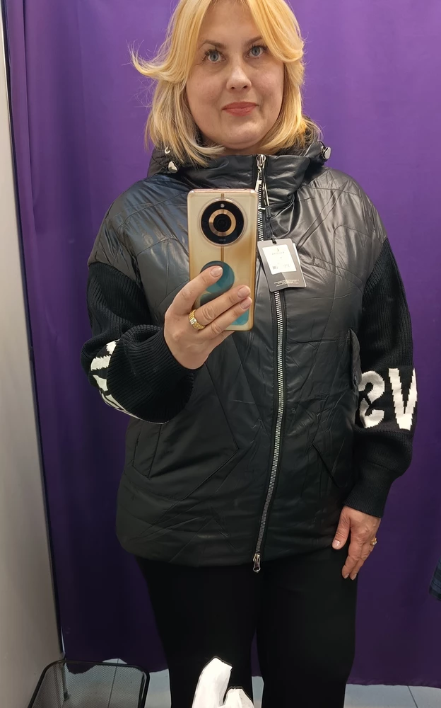 Качество понравилось, капюшон удобный. Размер подбирайте по таблице продавца, я взяла на размер меньше своего и она мне узковата.