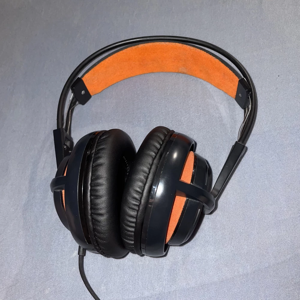 покупал 100 мм для steelseries siberia 200, приклеил на двухсторонний скотч, вроде нормально