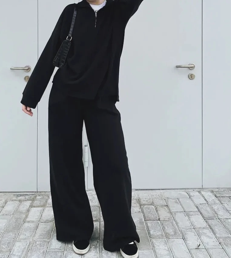 очень приятный на ощупь костюм! никаких дефектов нет, неприятного запаха тоже. рекомендую к покупке