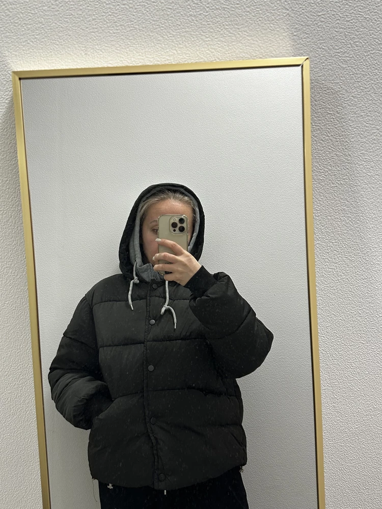 Очень довольна курткой! Села отлично и длина хорошая, спина полностью закрыта. Понравилась идея с двойным капюшоном-удобно регулировать температурный режим для головы. И выглятит очень стильно! Подходит и под джинсы и под классические брюки.