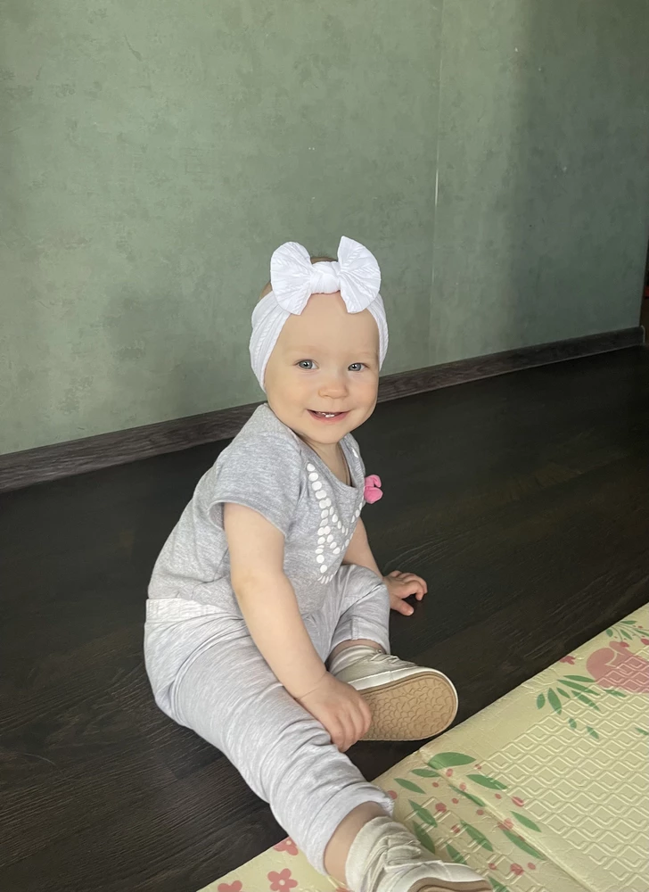 Повязка просто супер!😍
Качество отличное, не давит, мягкая, дополнит любой образ малышки❤️
Села отлично, нам 9 месяцев. Закажу еще и в других цветах!