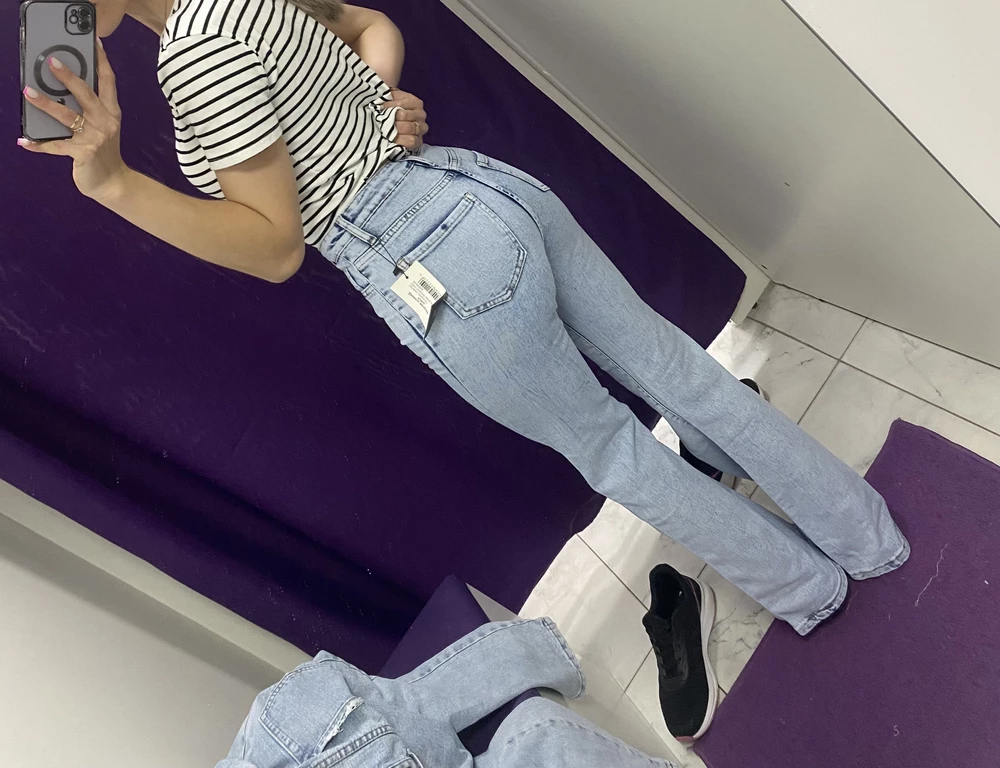 Отличные джинсы,  по такой цене вообще супер)))тянутся😎
Обычно ношу 44 размер, но здесь 42 отлично облегает)