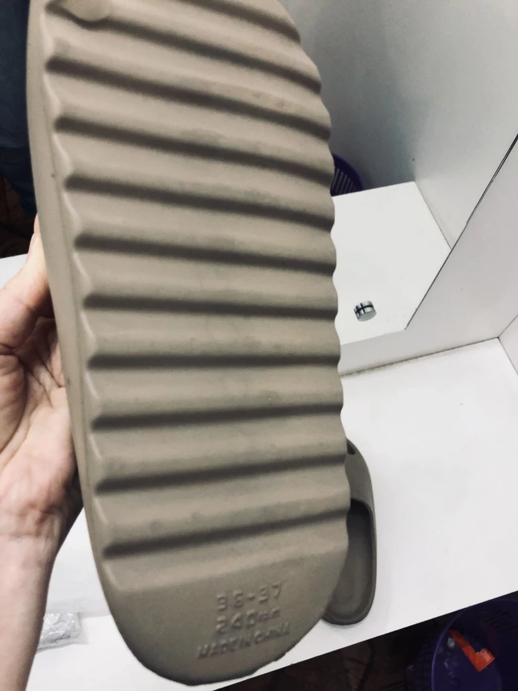 Шлёпанцы выглядят совсем не как на фото: цвет другого оттенка, грязно коричневый, шершавая поверхность, и в целом потертые и потрепанные, как будто уже ношеные. Размер тоже не соответствует, взяла 36, нога утонула, по длине ещё примерно 2 см свободны, по полноте тоже велики.