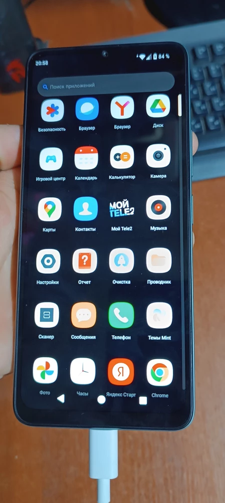 При получении телефона он был разряжен капитально даже при 5 мин зарядки от 2 амперной 35 ватной зарядки на пункте выдачи он казалось не заряжается просто выходил экран батарея и отключался обратно тёмный экран, открыл спор уже хотел вернуть обратно но потом дома поставил на 30 мин и не трогал и он очнулся всё работает хорошо. Брал для работы где нельзя проносить основной телефон, а этот за такую цену не жалко если даже нечайно поцарапатся на производстве или сломается.