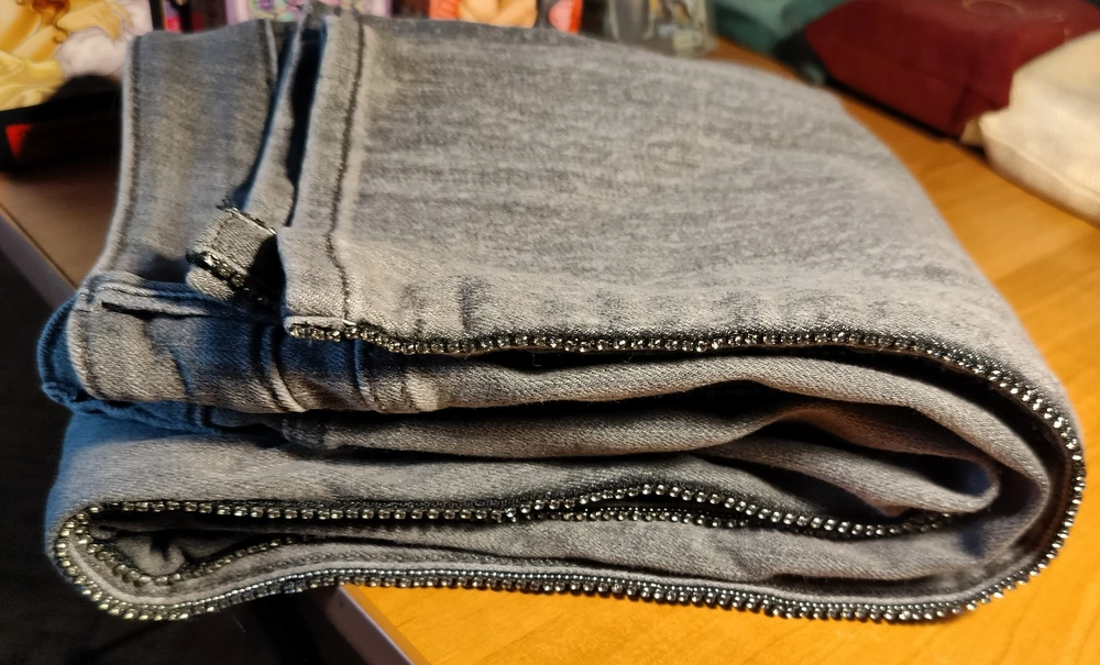 Джинсы классные! Даже не ожидала, что окажутся такими качественными и так мне понравятся! Очень удобные, и смотрятся шикарно! Особенно эти вставки по бокам - необыкновенно красиво! Вчера первый день одела на работу, и весь день хорошее настроение!)) Мой размер 46-48 (когда как😊), параметры: ОТ 85, ОБ 100, рост 164. И заказала я себе, на свой страх и риск, размер 6 (44(161-165)), т. к. больше размера не было.. Сели просто идеально! По длине они такие же на мне, как и на модели на фото, но они и должны быть короткими, такой фасон. Ниже писали, что джинсы маломерят - не слушайте! Наоборот большемерят. Я указала свои параметры, и размер купленных джинс, по которым можно сделать верные выводы. На фото у меня есть бирка. А главное - даже на фото видно качество! В общем, покупкой я несказанно довольна! Всем рекомендую! Огромное спасибо производителю и продавцу за качественный, красивый товар, и за моё прекрасное настроение!☺