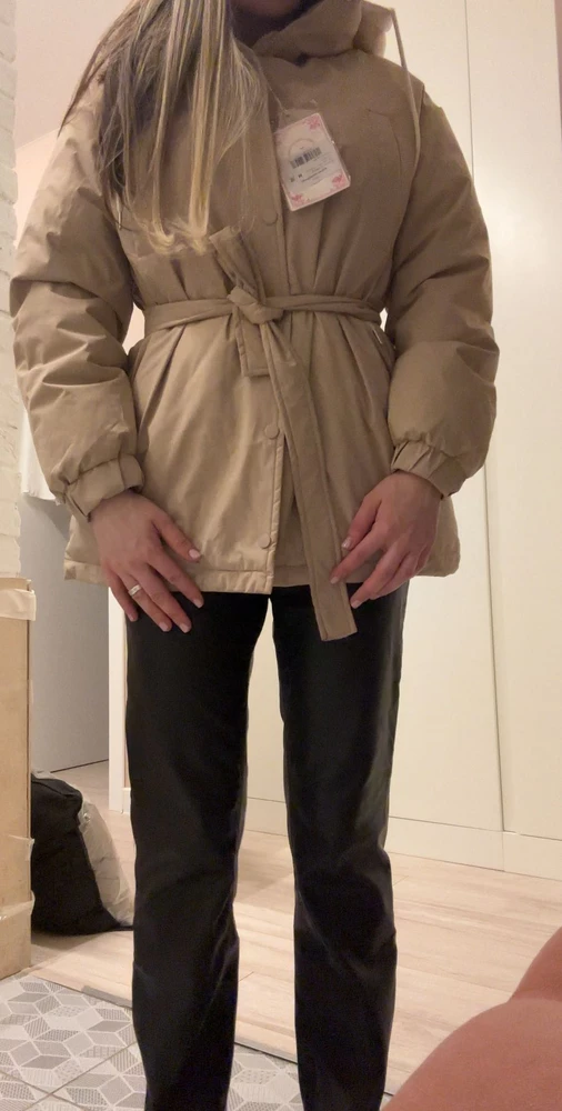 Легкая, свободная, комфортная куртка!Очень удобная , есть карманы. Куртка идеально сидит , не сковывает движения . Соответствует размеру. Можно носить и с поясом и без . Материал приятный , очень понравилось , что капюшон выполнен из трикотажа) спасибо продавцу , за качественныы товар по приятной цене !)