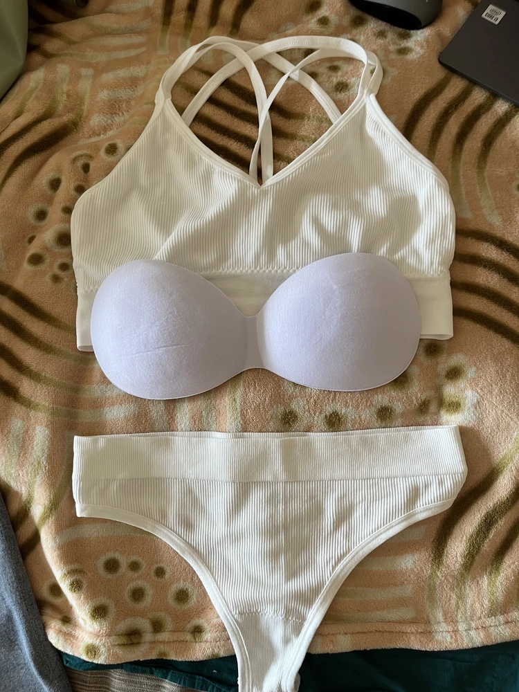 За свои деньги очень даже хорошо, без паралона нормально, но с ним как будто накладная грудь и слишком торчит