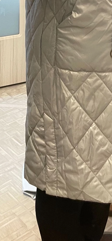 Очень довольна курткой. Отходила весь холодный сай 👍. 
Сшита качественно. Удобные карманы, есть один внутренний. Молния хорошая. Внизу по бокам разрезы на кнопках, удобно. 
Спасибо!!! 👍