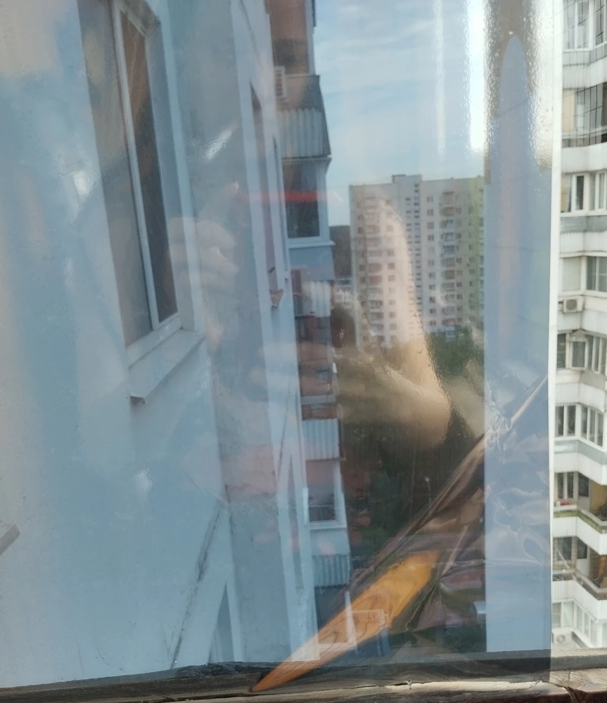 Плёнка постоянно отваливается. Уже надоело её переклеивать, честное слово. Тонкая настолько, что повреждается от косого взгляда. И самое неприятное - вечером превращается в фольгу. На фото день, но она всё равно отражает, вечером это вообще тоска.
Наклеивали при этом всё, как написал продавец. На одних створках отваливается быстрее, на других дольше - но отваливается непременно и это вопрос буквально нескольких дней.
Бабушка бы такое не одобрила точно 😂